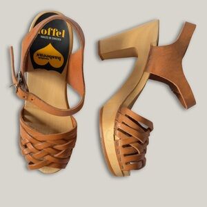 Women’s Tan Leather Clogs Size 35 US 5 – Wooden Heel Scandinavian Style